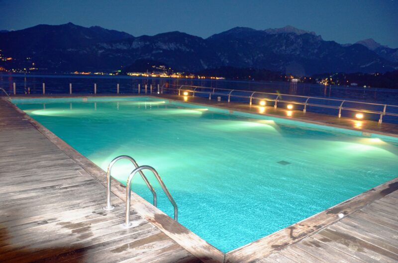 Iluminar una piscina según el ambiente