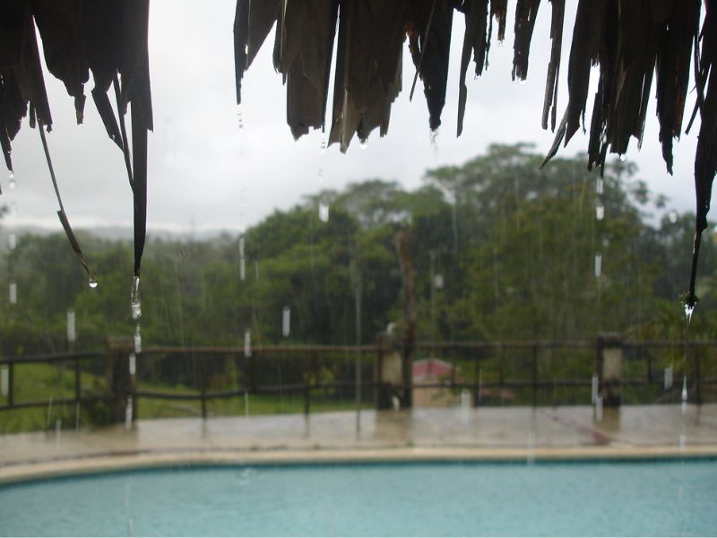 Cómo recuperar el agua de la piscina después de una tormenta